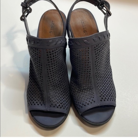 Indigo Shoes - Indigo Rd. Women’s blue open toe block heel sandals. Size 7.